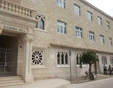 Visilo Stone House *