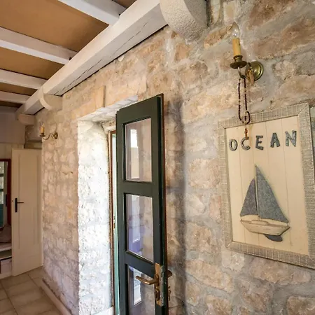 Holiday home Visilo Stone House