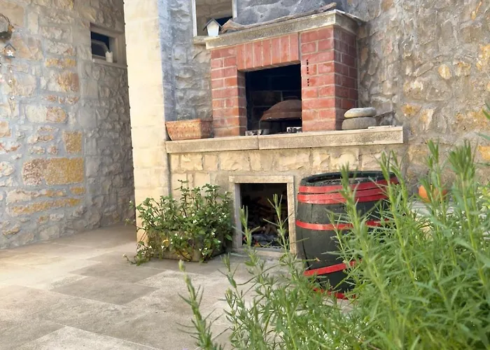 Ferienhaus Visilo Heritage Stone House - A 300-year-old Legacy In The Heart Of Pucisca